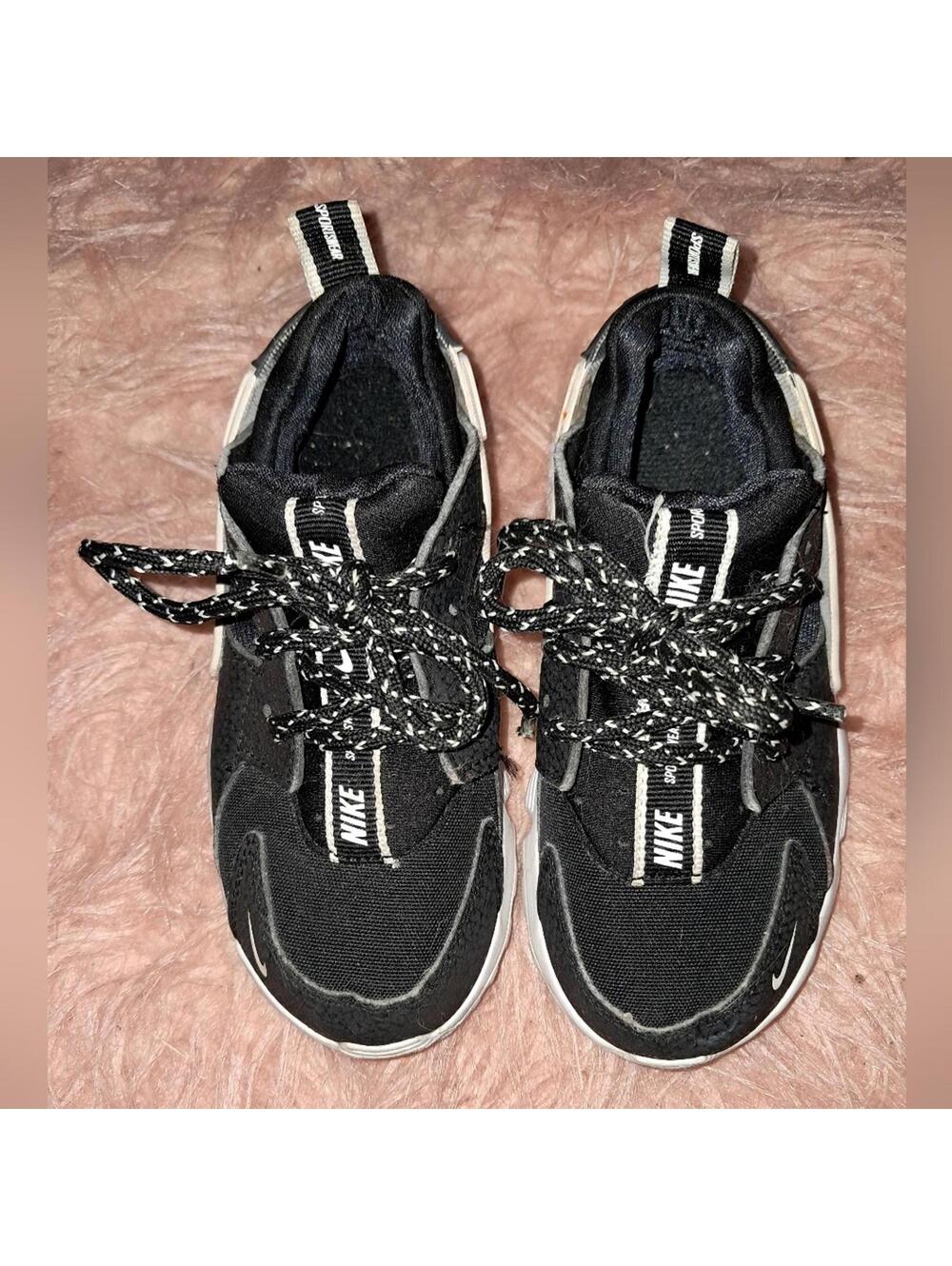 Nike Hirache Black Sneakers with White Accents